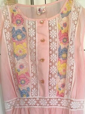 🇨🇦 NWOT: Vintage Lov Lee Pink Summer Nightgown with Lace & Embroidery 1960’s NEW